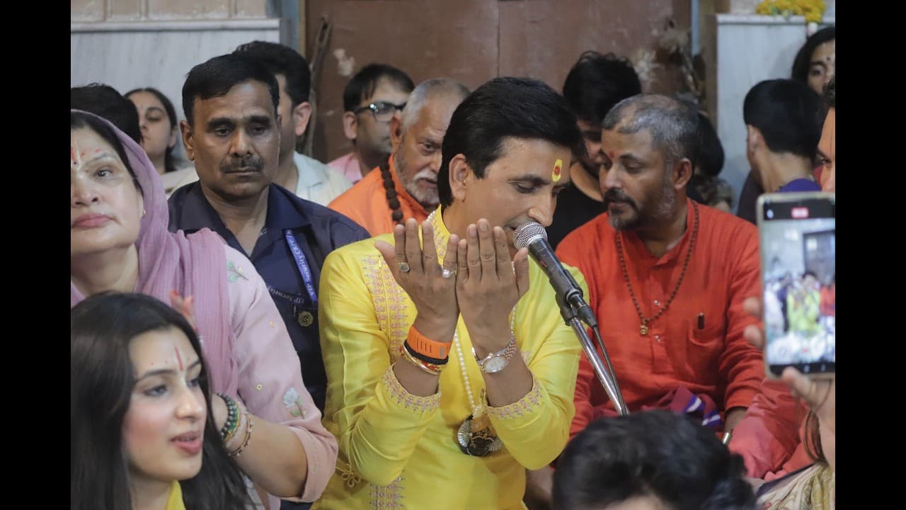Kumar Vishwas जी ने श्री राधारमण लाल जू के प्रेमोत्सव में दर्शन किये🌸